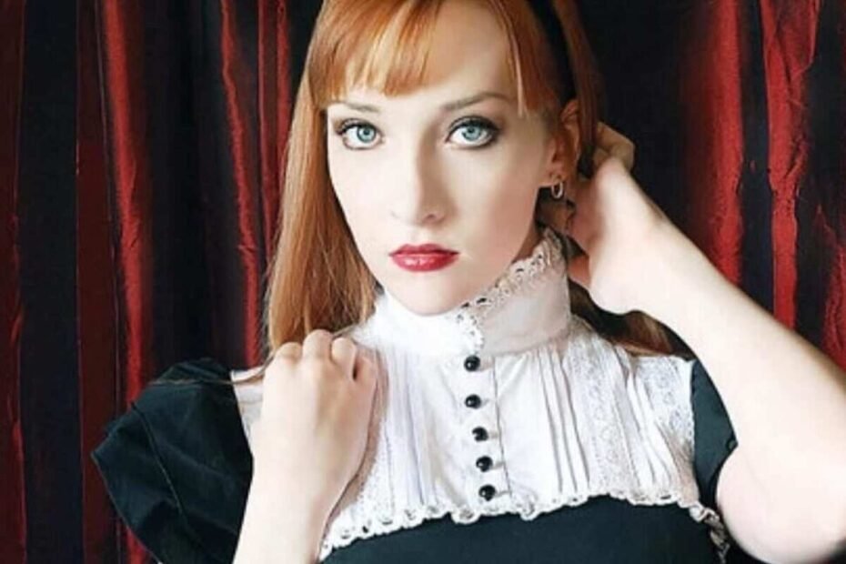 Scarlett Pomers posing in vintage outfit – Scarlett Pomers net worth.